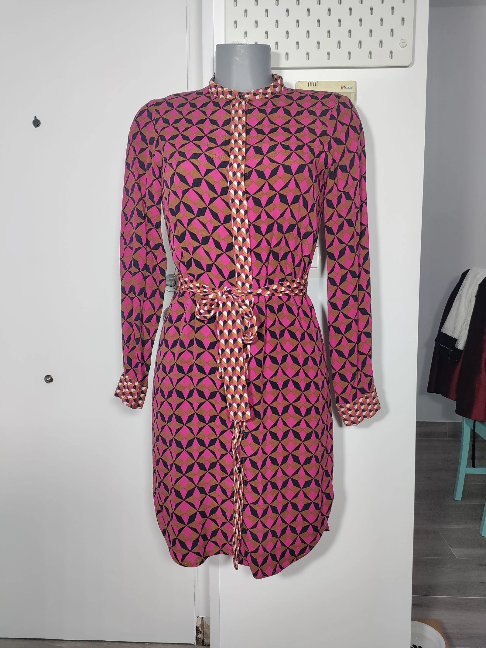 Vestido camiseo Zara Woman estampado geométrico multicolor (Talla S)